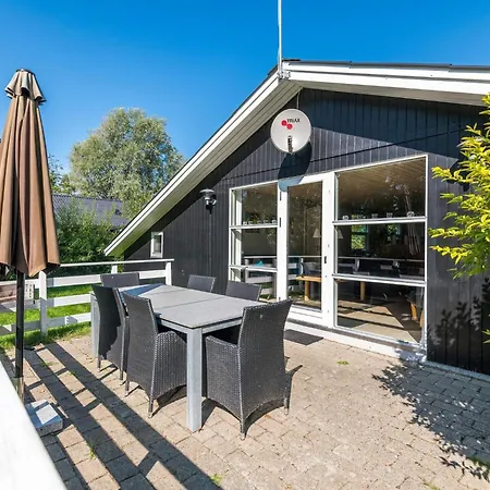 6 Person In Hemmet-by Traum